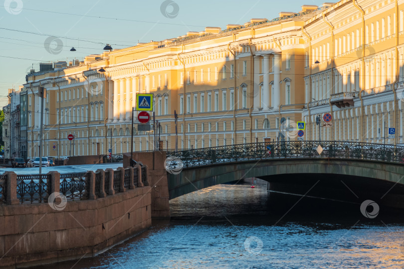 Скачать городской пейзаж исторического центра Санкт-Петербурга ранним утром, набережная реки Фонтанки фотосток Ozero