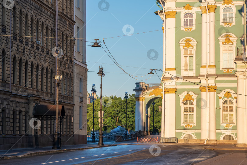 Скачать городской пейзаж в историческом центре Санкт-Петербурга ранним утром, выход на Дворцовую площадь фотосток Ozero