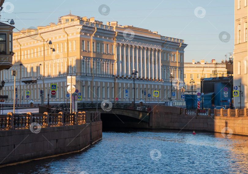 Скачать городской пейзаж исторического центра Санкт-Петербурга ранним утром, набережная реки Фонтанки фотосток Ozero