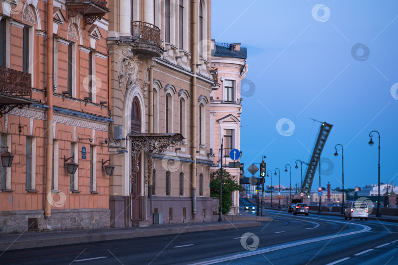 Скачать городской пейзаж исторического центра Санкт-Петербурга во время белой ночи, поднятый Троицкий мост на заднем плане фотосток Ozero