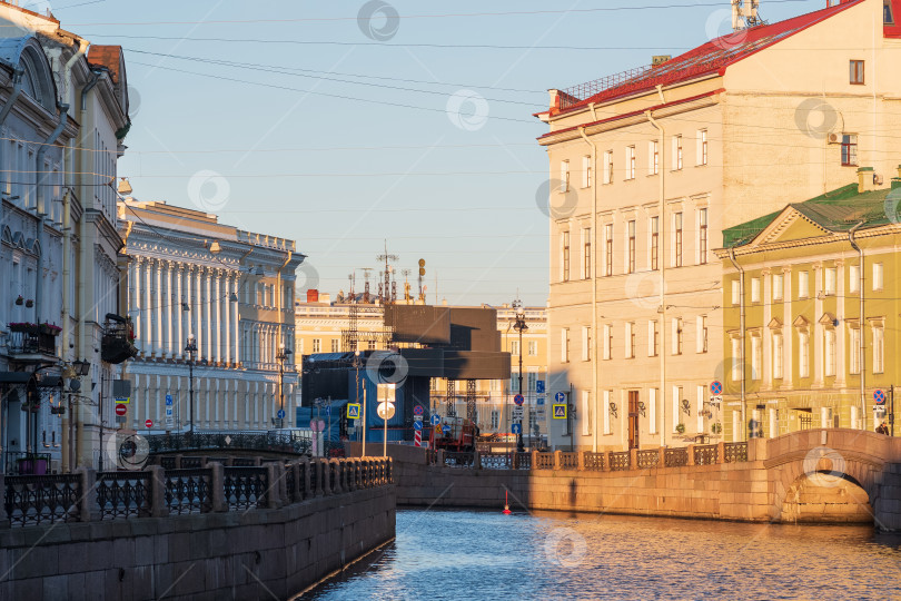 Скачать городской пейзаж исторического центра Санкт-Петербурга ранним утром, набережная реки Фонтанки фотосток Ozero