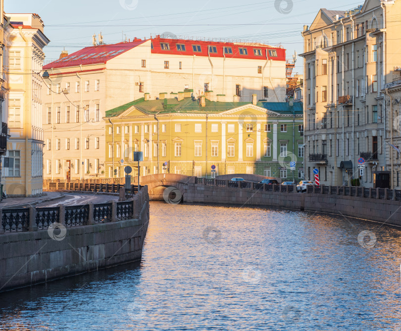 Скачать городской пейзаж исторического центра Санкт-Петербурга ранним утром, набережная реки Фонтанки фотосток Ozero