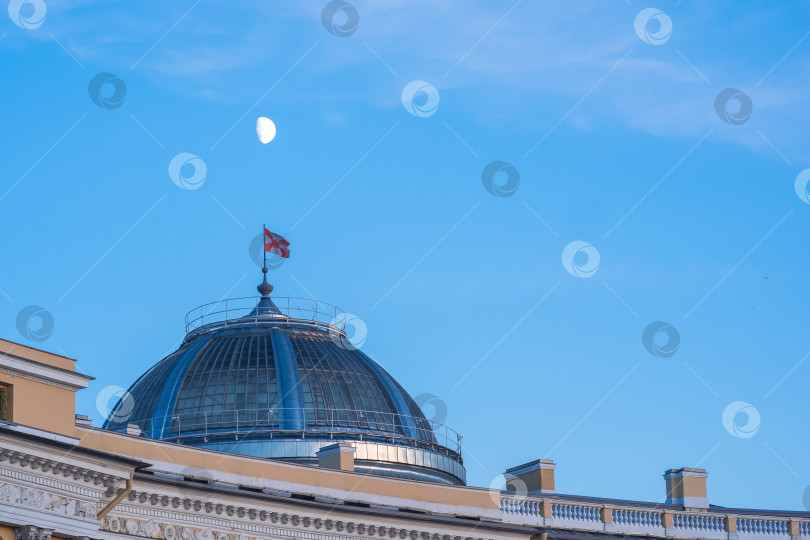 Скачать купол над аркой здания Генерального штаба в Санкт-Петербурге фотосток Ozero