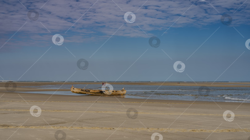 Скачать Традиционный малагасийский пирог, выдолбленный из дерева. фотосток Ozero