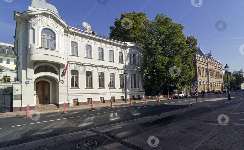 Скачать Старинный особняк, построенный в стиле модерн, в центре Москвы фотосток Ozero