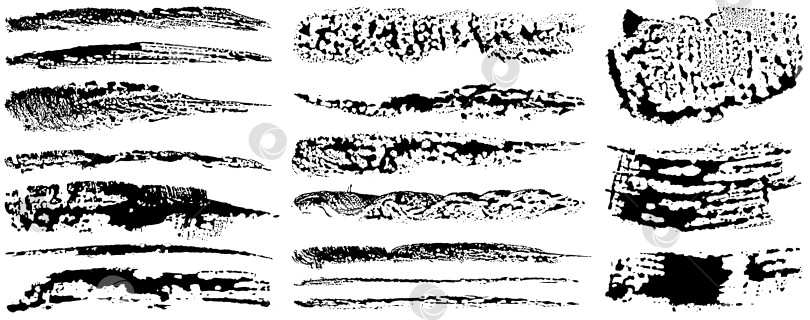 Скачать Набор художественной шероховатой черной краски ручной работы с креативным мазком кистью. Неровная текстура, грубый след пены. Влажные пятна с каплями. Размазанная грязь, выделяющаяся на белом фоне. Вектор фотосток Ozero