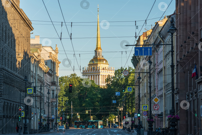 Скачать Вознесенский проспект в историческом центре Санкт-Петербурга ранним утром, вид на здание Адмиралтейства фотосток Ozero