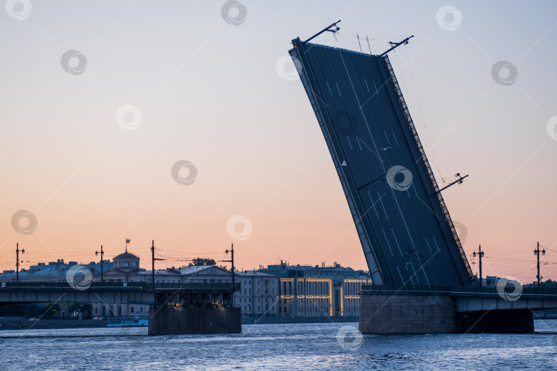 Скачать поднятый Литейный мост в Санкт-Петербурге белой ночью фотосток Ozero