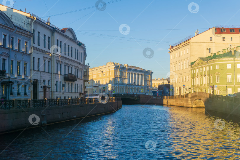 Скачать городской пейзаж исторического центра Санкт-Петербурга ранним утром, набережная реки Фонтанки фотосток Ozero