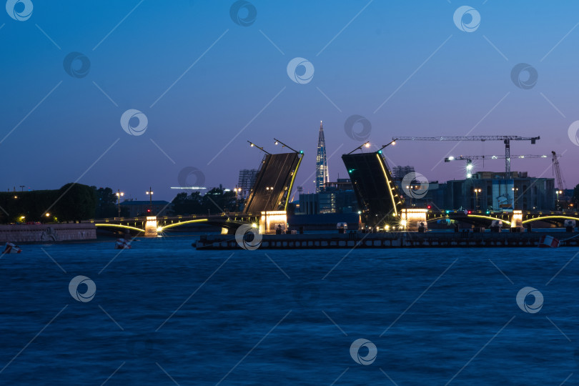 Скачать приподнятый Дворцовый мост в Санкт-Петербурге белой ночью, на заднем плане виден небоскреб "Лахта Центр" фотосток Ozero