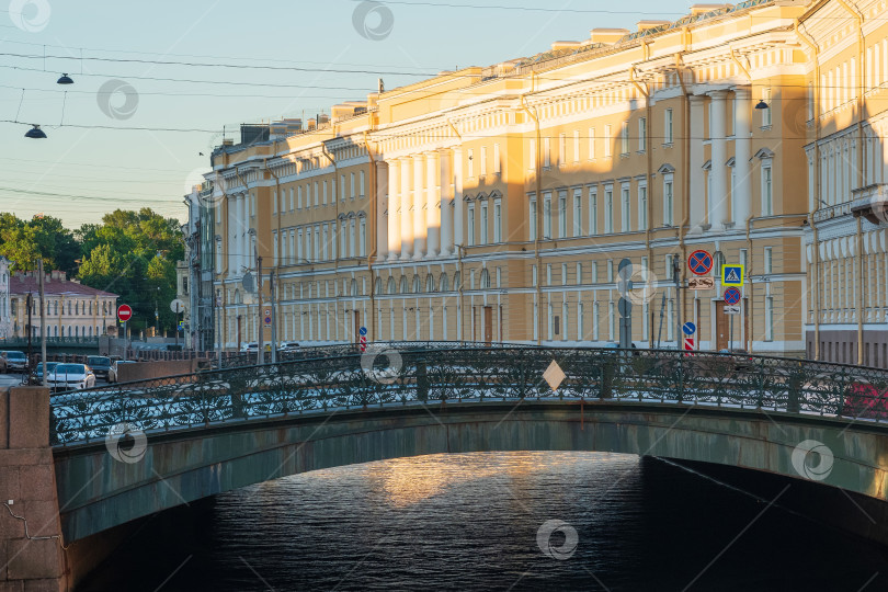 Скачать городской пейзаж исторического центра Санкт-Петербурга ранним утром, набережная реки Фонтанки фотосток Ozero