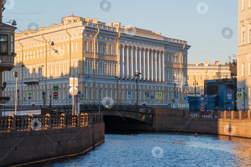 Скачать городской пейзаж исторического центра Санкт-Петербурга ранним утром, набережная реки Фонтанки фотосток Ozero