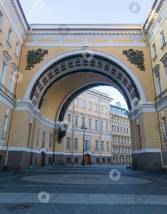 Скачать улица под аркой здания Генерального штаба в Санкт-Петербурге во время белой ночи фотосток Ozero