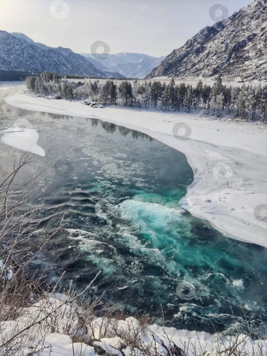 Скачать Горная река Катунь в зимней долине фотосток Ozero