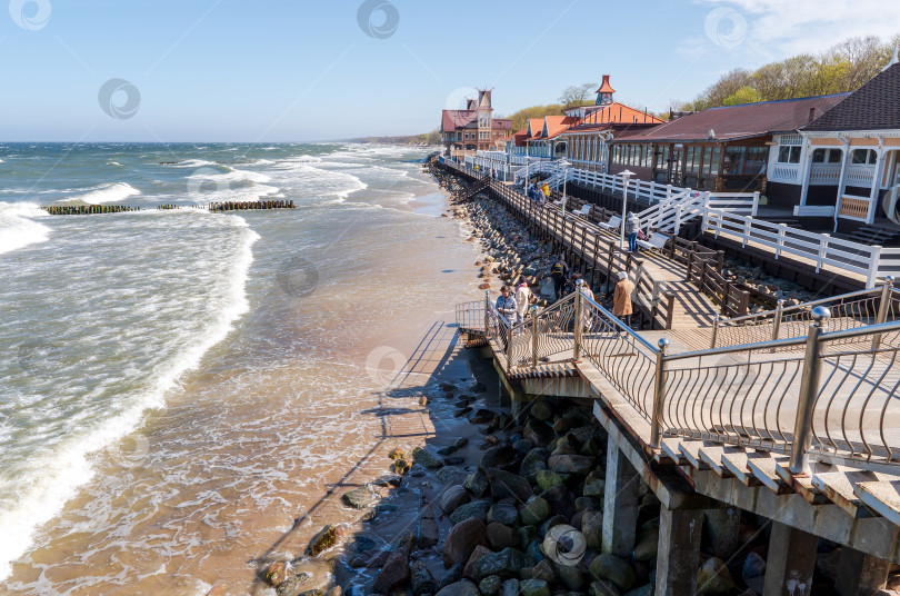 Скачать Набережная Балтийского моря. Шторм на море, курортный город. фотосток Ozero