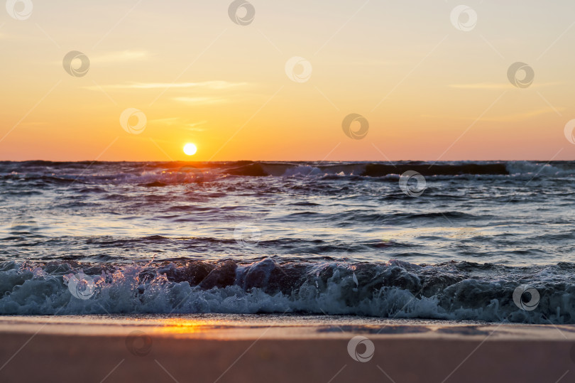 Скачать Закат над морем. Отражение солнечного света в морских волнах. Небо в лучах заката. Балтийское море. фотосток Ozero