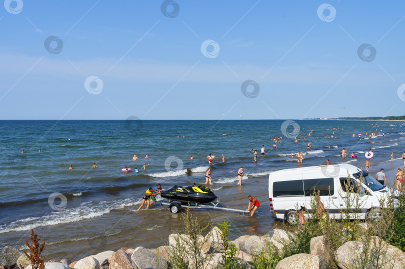 Скачать Гидроцикл загружают в автобус. Развлечения на пляже. фотосток Ozero