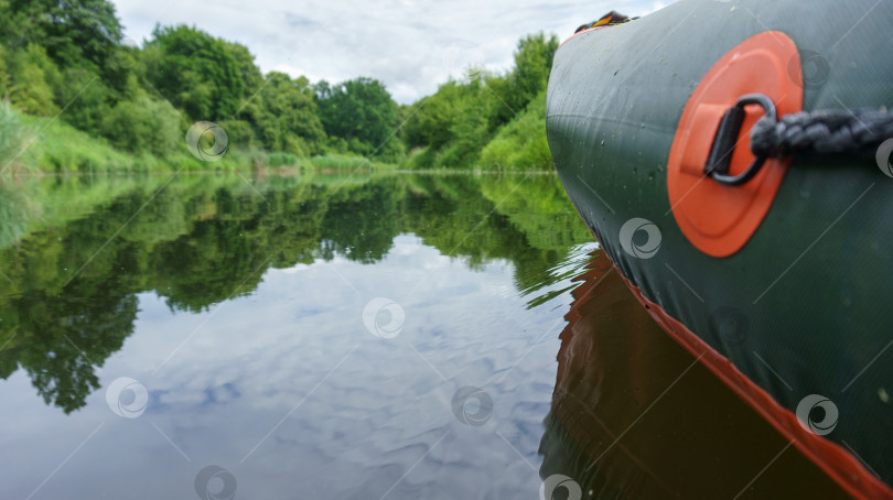 Скачать Надувной каяк крупным планом. Надувное каноэ на воде. фотосток Ozero