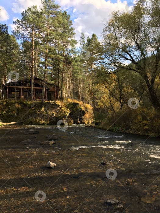 Скачать Дом в осеннем лесу. Горы и река фотосток Ozero