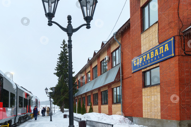 Скачать Железнодорожный вокзал в Сортавале, Карелия. Здание вокзала и поезд на железнодорожном вокзале. фотосток Ozero