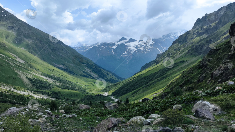 Скачать Каменистый склон горной долины фотосток Ozero