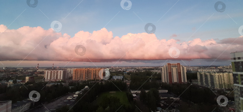 Скачать Облака над спальным районом Санкт-Петербурга фотосток Ozero