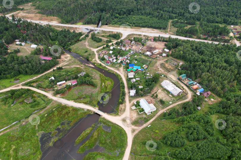 Скачать Вид с высоты птичьего полета на деревню среди хвойного леса фотосток Ozero