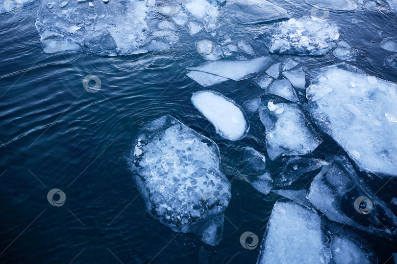 Скачать Льдины в воде. Естественный фон. фотосток Ozero