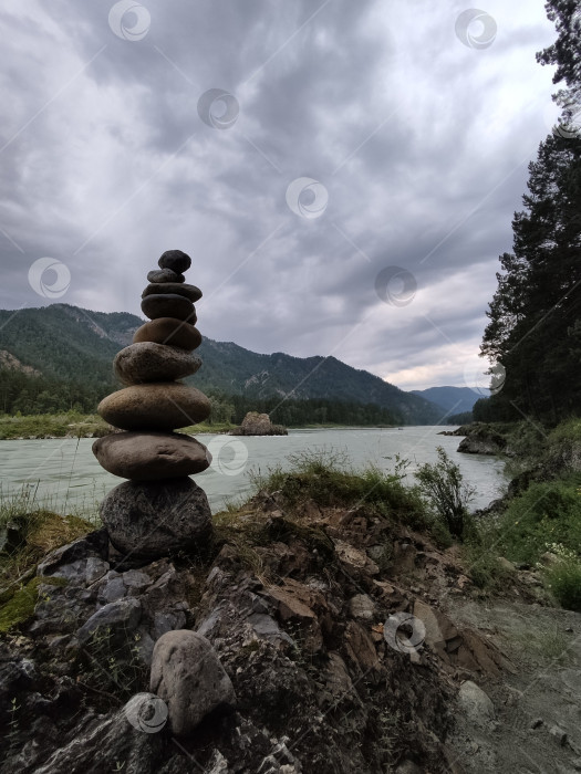 Скачать Пирамида из камней на берегу горной реки фотосток Ozero