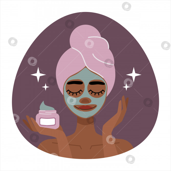 Скачать Плоская иллюстрация афроамериканка с полотенцем на голове ухаживает за кожей, используя крем для лица и мак фотосток Ozero