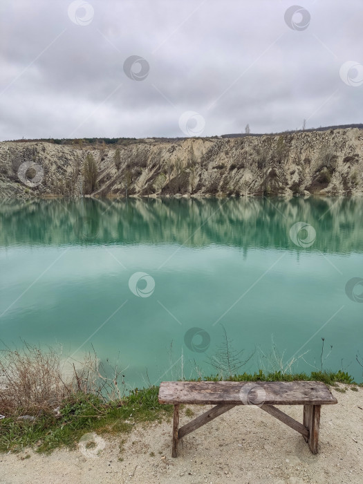 Скачать Скамейка для размышлений у Мраморного озера в Крыму фотосток Ozero