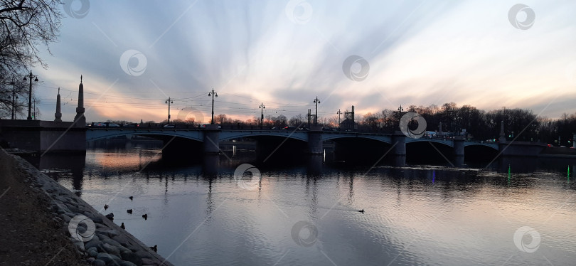 Скачать Мост над рекой в Санкт-Петербурге вечером фотосток Ozero