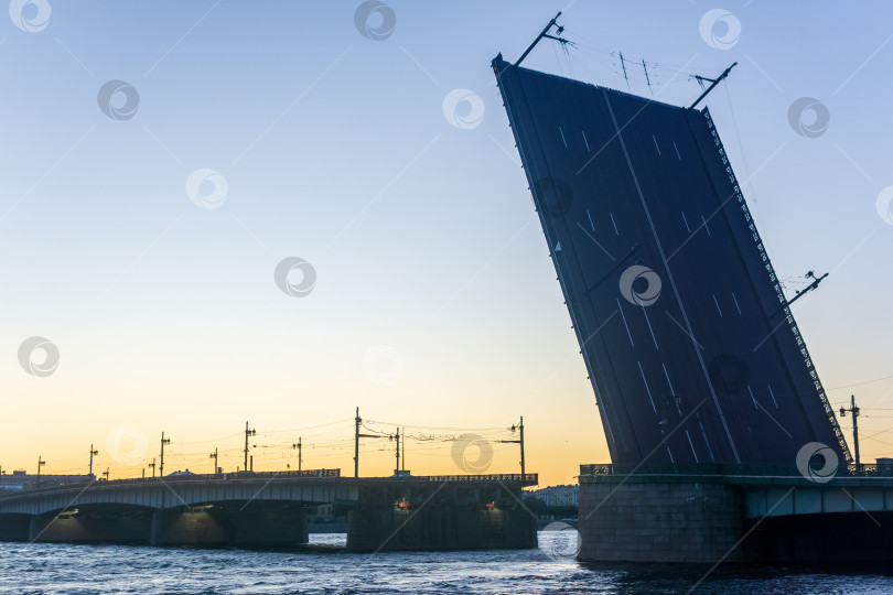 Скачать поднятый Литейный мост в Санкт-Петербурге белой ночью фотосток Ozero