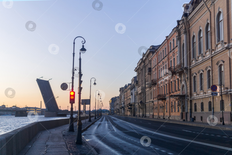 Скачать городской пейзаж набережной в историческом центре Санкт-Петербурга во время белой ночи фотосток Ozero