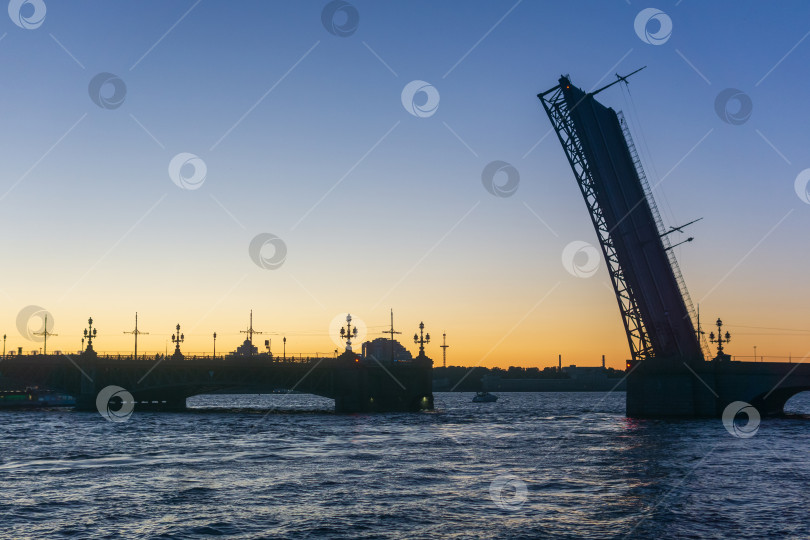 Скачать поднятый Литейный мост в Санкт-Петербурге белой ночью фотосток Ozero