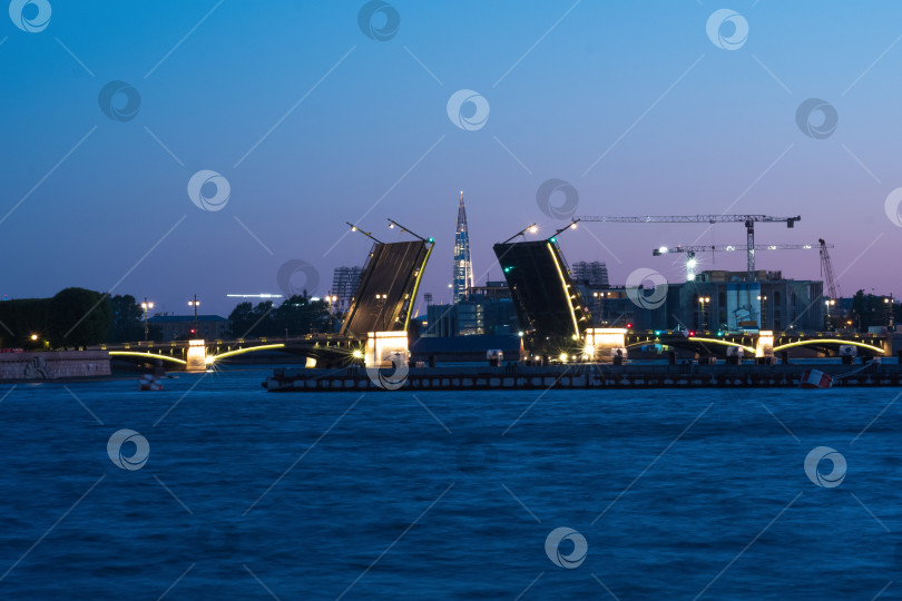 Скачать приподнятый Дворцовый мост в Санкт-Петербурге белой ночью, на заднем плане виден небоскреб "Лахта Центр" фотосток Ozero