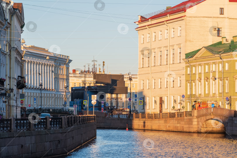 Скачать городской пейзаж исторического центра Санкт-Петербурга ранним утром, набережная реки Фонтанки фотосток Ozero