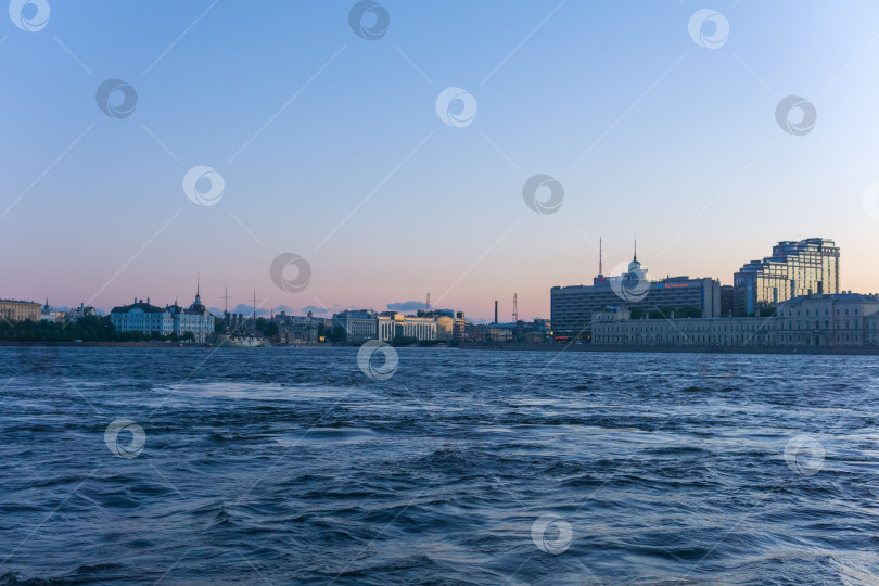 Скачать городской пейзаж и вид на Неву в Санкт-Петербурге во время Белых ночей фотосток Ozero