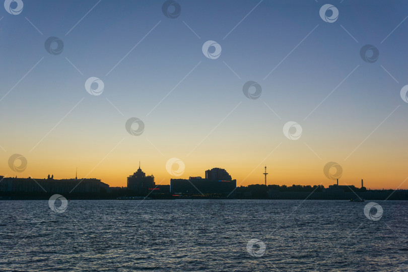 Скачать городской пейзаж и вид на Неву в Санкт-Петербурге во время Белых ночей фотосток Ozero