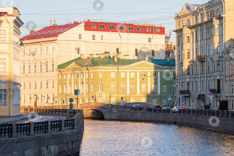 Скачать городской пейзаж исторического центра Санкт-Петербурга ранним утром, набережная реки Фонтанки фотосток Ozero