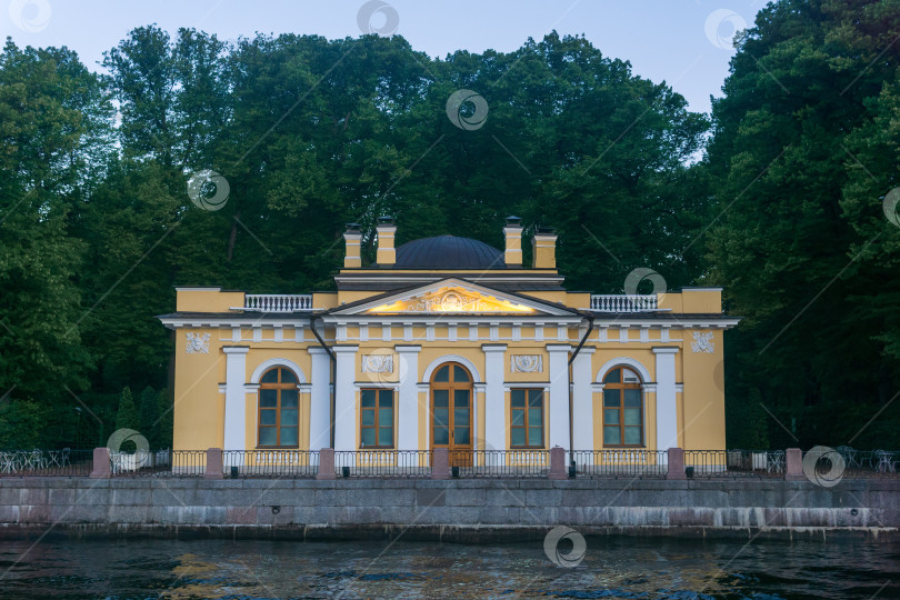 Скачать историческая кофейня в Летнем саду в Санкт-Петербурге во время белой ночи фотосток Ozero