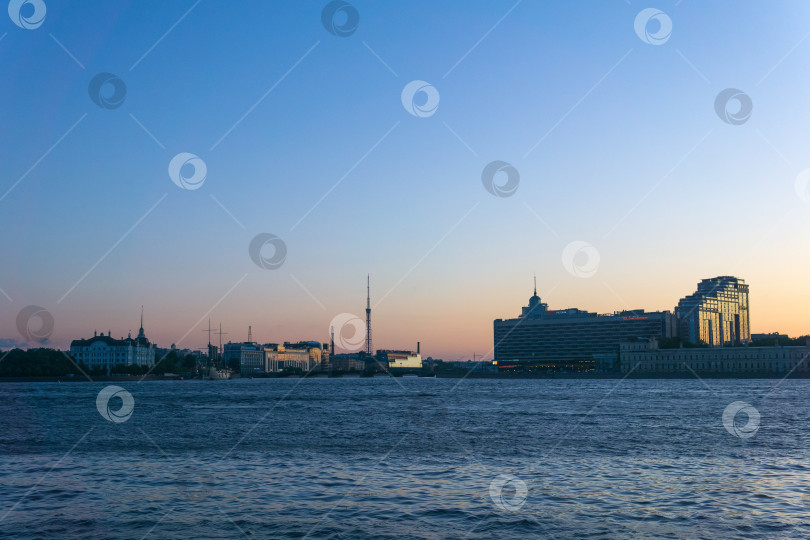 Скачать городской пейзаж и вид на Неву в Санкт-Петербурге во время Белых ночей фотосток Ozero