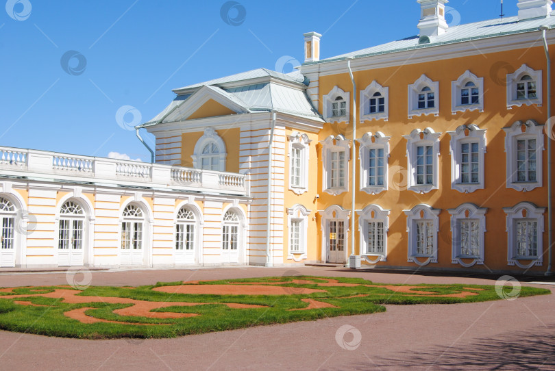 Скачать Санкт-Петербург, Россия - 04.05.2015. Большой дворец в Петергофе фотосток Ozero