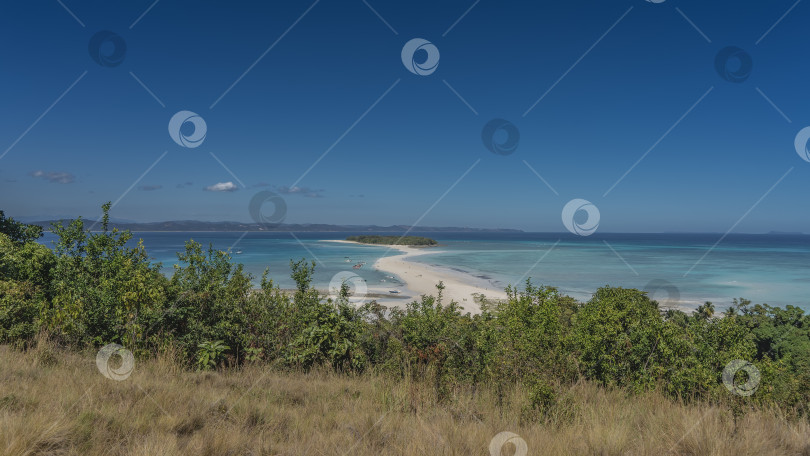 Скачать Песчаная извилистая коса тянется к тропическому острову. фотосток Ozero