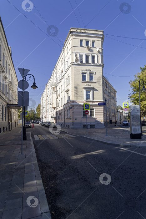 Скачать Старый многоквартирный дом в центре Москвы. фотосток Ozero