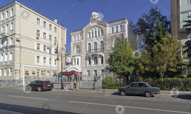 Скачать Старый многоквартирный дом в центре Москвы. фотосток Ozero