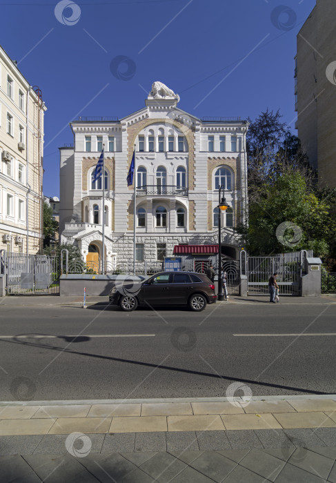 Скачать Старый многоквартирный дом в центре Москвы. фотосток Ozero