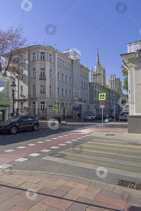 Скачать Старый многоквартирный дом в центре Москвы. фотосток Ozero