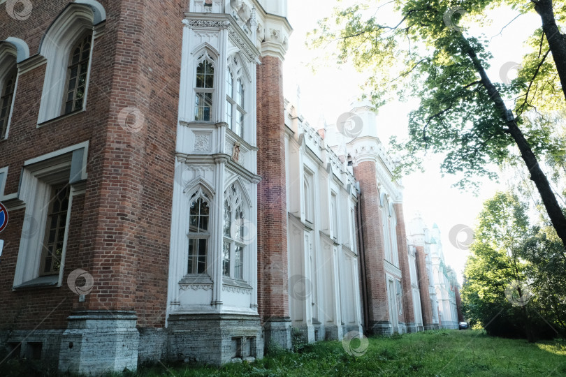 Скачать Петергоф, Россия - 07.08.2023. Императорские дворцовые конюшни фотосток Ozero