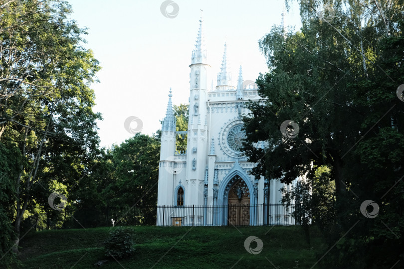 Скачать Петергоф, Россия - 07.08.2023. Готическая капелла в Петергофе фотосток Ozero